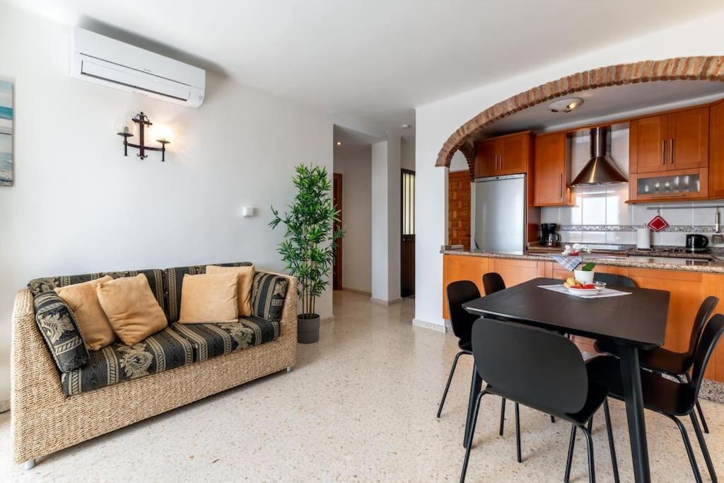 Oasis 16 Apartment Nerja Bagian luar foto